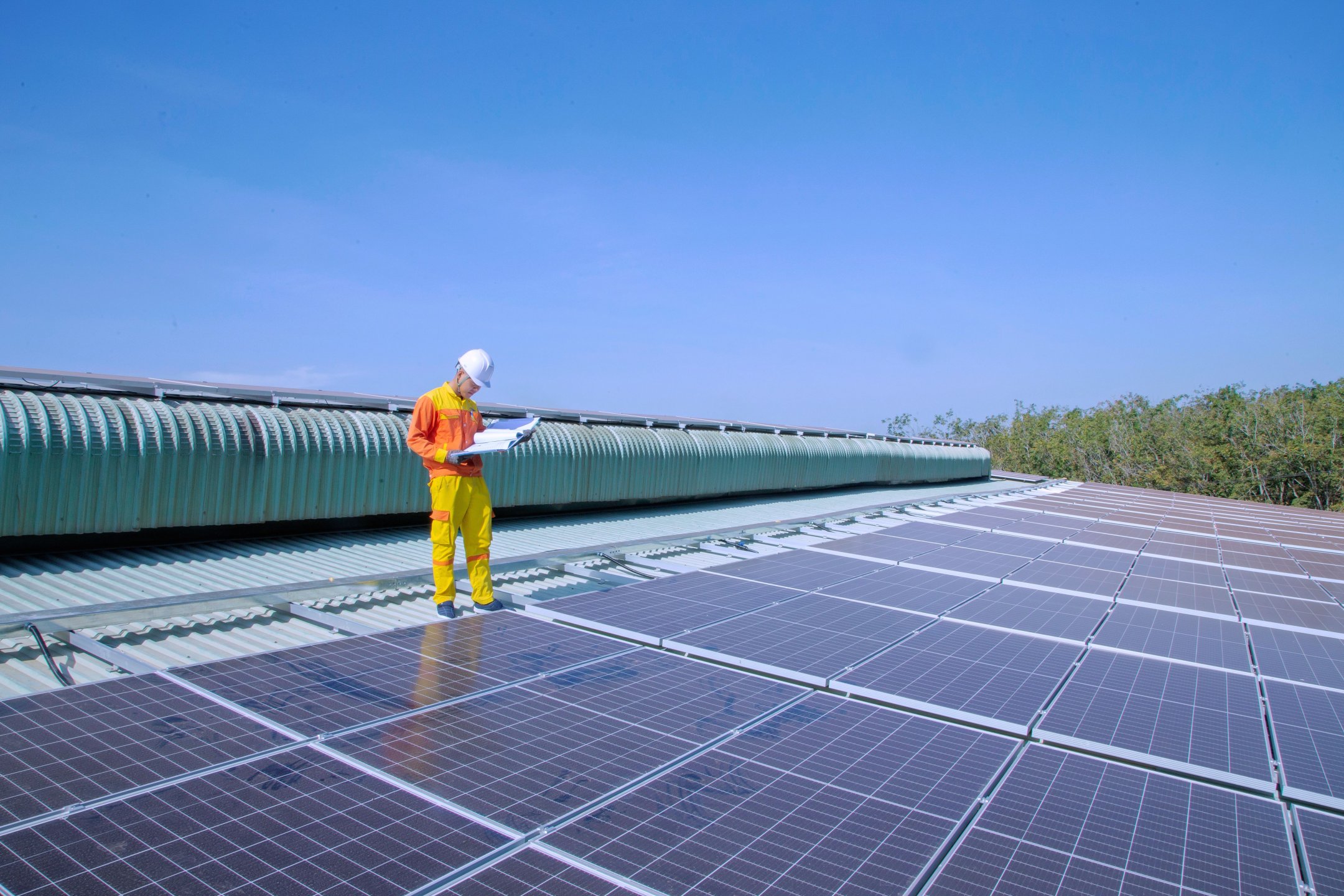 Photovoltaik-Monteur installiert Solarmodule auf einem Hausdach