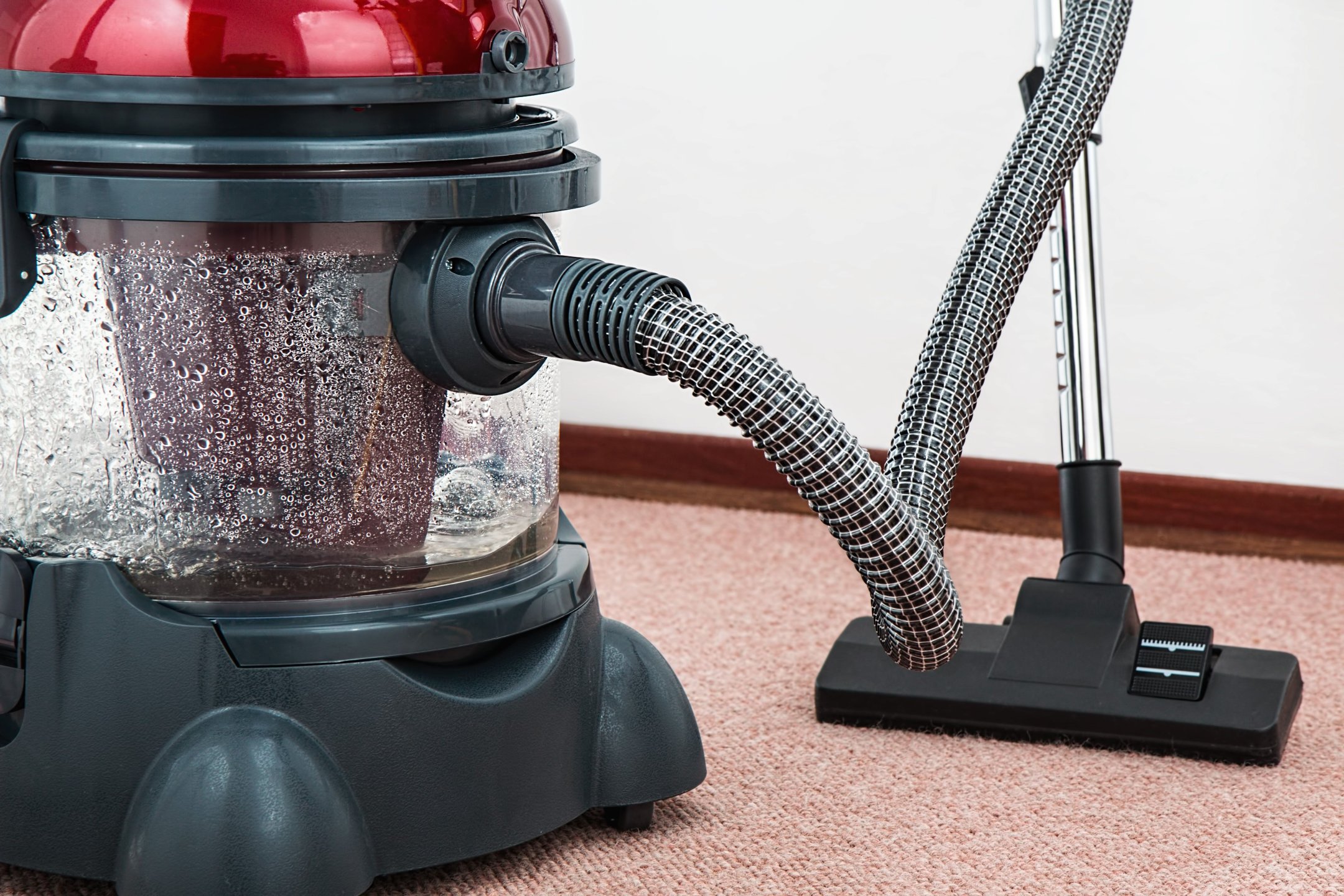 Reinigungskraft reinigt ein Büro mit Arbeitsplätzen