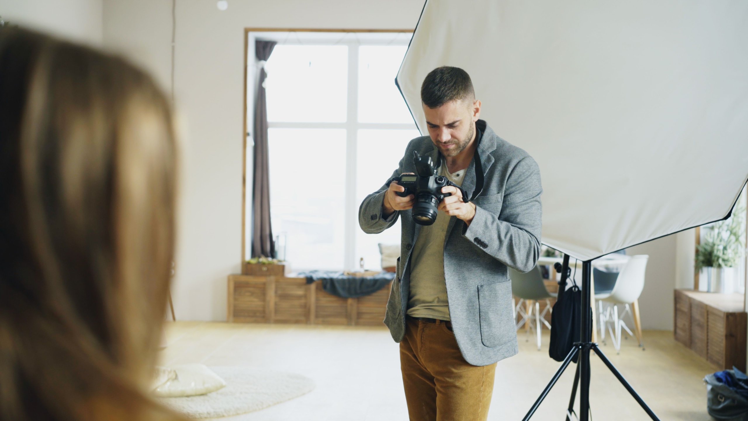 Fotograf arbeitet bei einem Fotoshooting mit einer professionellen Kamera