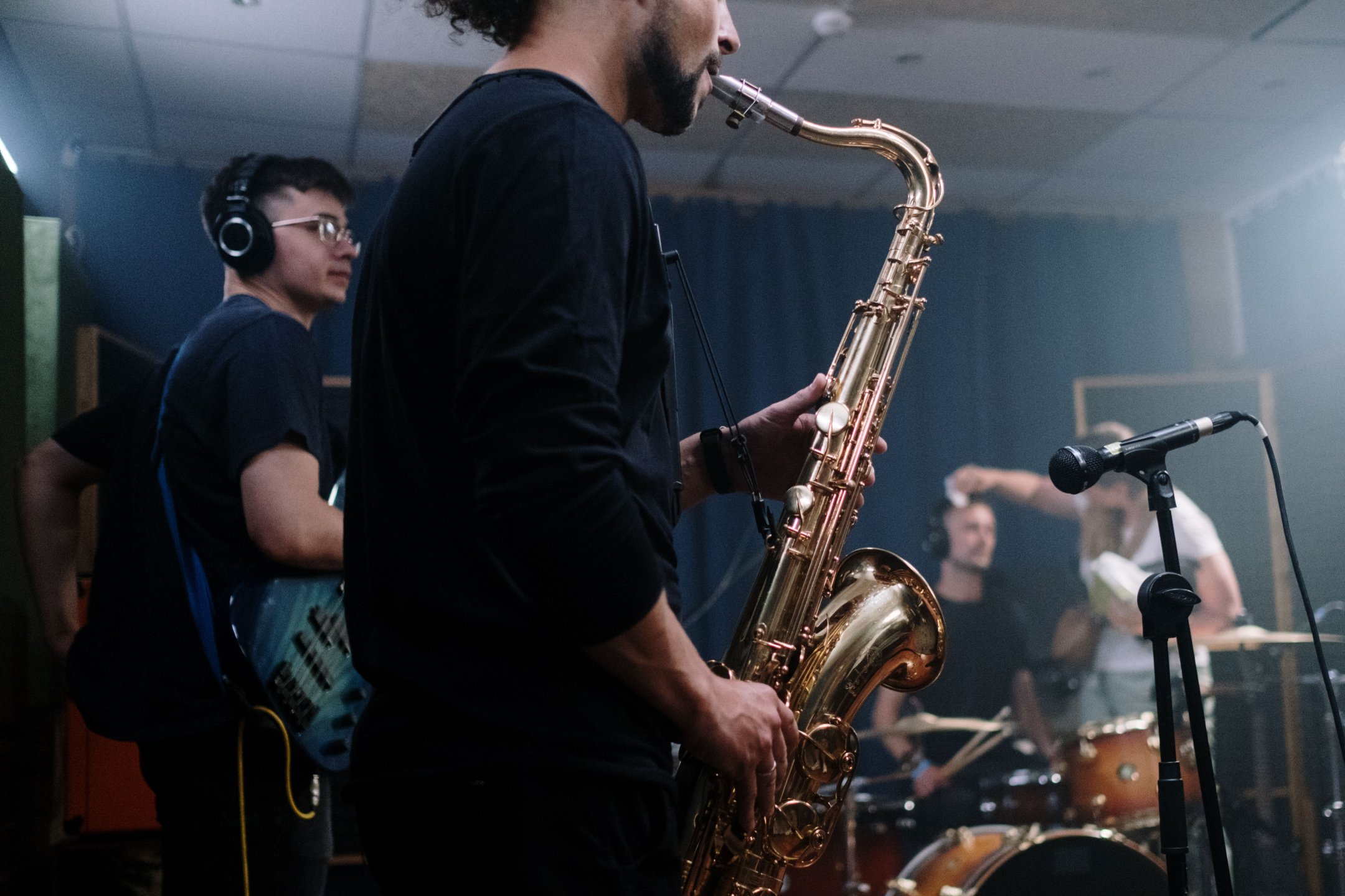 Musiker nimmt ein Instrument in einem Tonstudio auf