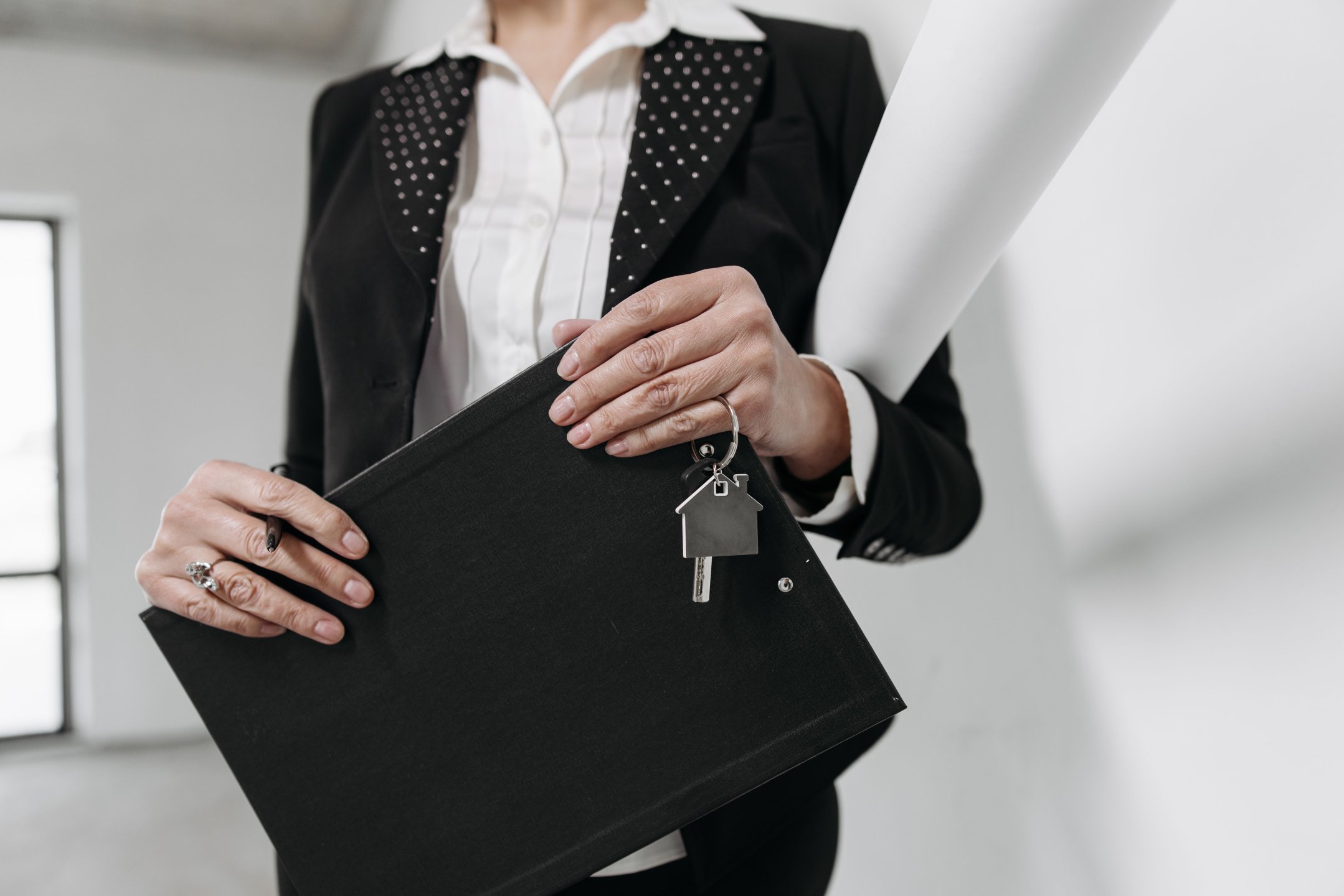Immobilienmakler übergibt Schlüssel bei einer Besichtigung